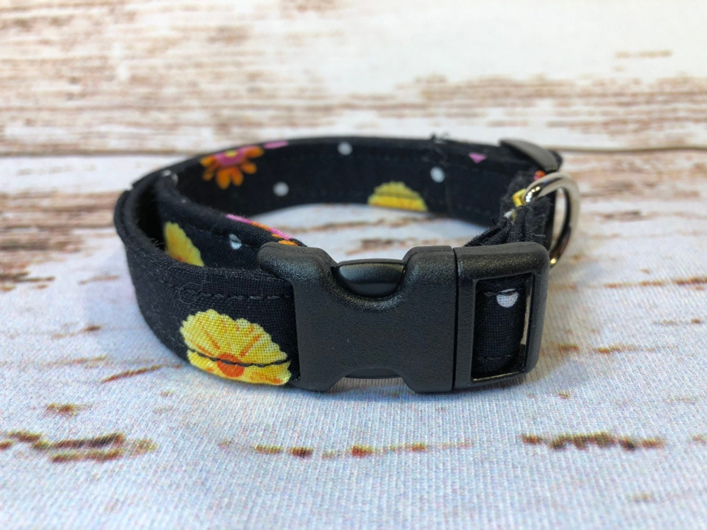 Daisy dog collar, black dog collar, adjustable collar, girl dog collar, washable collar, side release collar, fabric dog collar, daisies