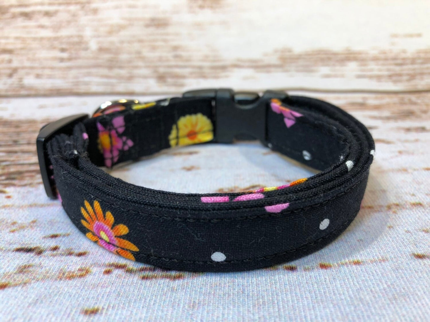 Daisy dog collar, black dog collar, adjustable collar, girl dog collar, washable collar, side release collar, fabric dog collar, daisies
